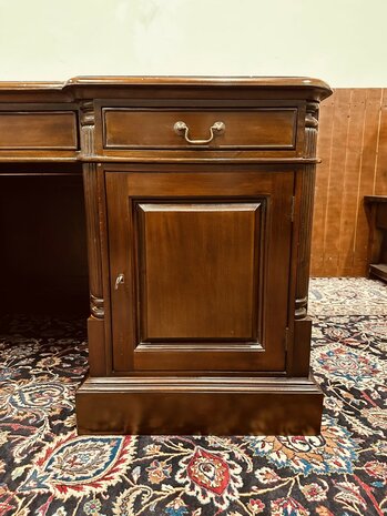 Klassiek-Engels-Bureau-met-Achterschot