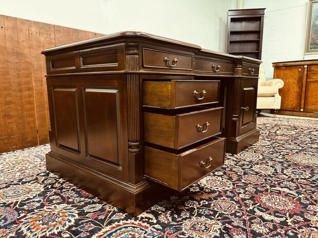 Klassiek-Engels-Bureau-met-Achterschot