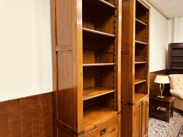 Klassiek-Engels-Eichholtz-Boekenkast