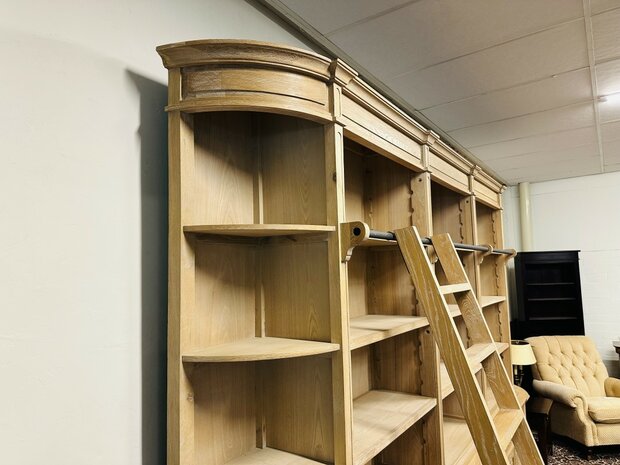 Landelijke-Blank-Eiken-Bibliotheekkast