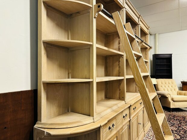 Landelijke-Blank-Eiken-Bibliotheekkast