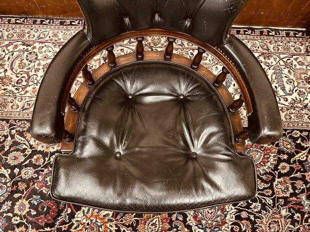 Zwarte-Chesterfield-Captain-Chair