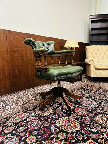 Groene-Chesterfield-Captain-Chair