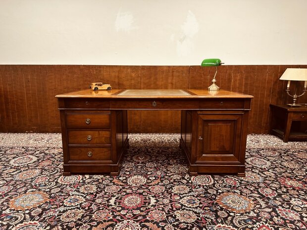 Klassiek-Italiaans-Bureau