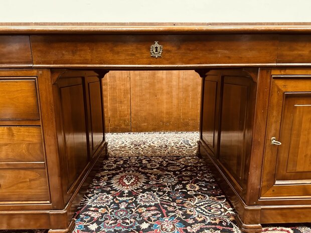 Klassiek-Italiaans-Bureau