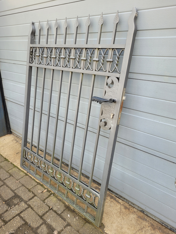 Antieke smeedijzeren tuinpoort