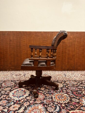 Klassiek-Engelse-Captain-Chair