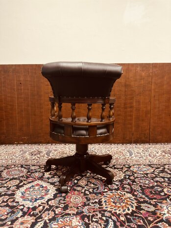 Klassiek-Engelse-Captain-Chair