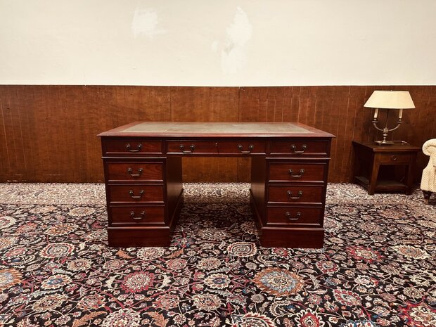 Antiek-Engels-Chesterfield-Bureau