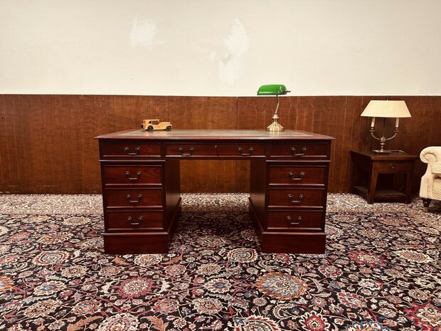 Antiek-Engels-Chesterfield-Bureau