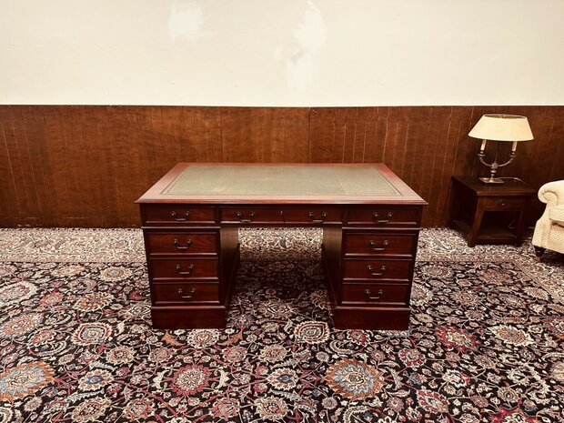 Antiek-Engels-Chesterfield-Bureau