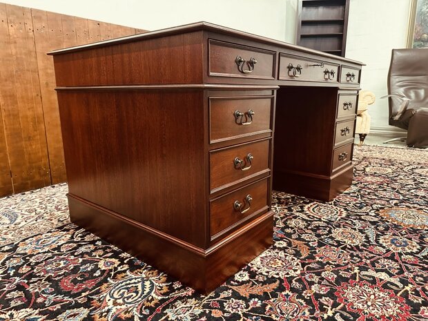 Antiek-Engels-Chesterfield-Bureau