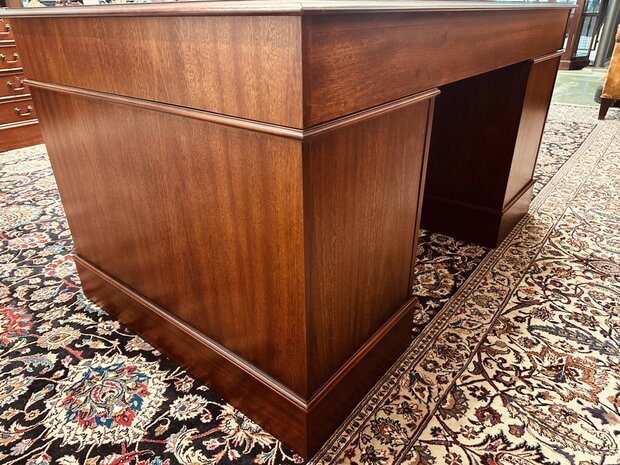 Antiek-Engels-Chesterfield-Bureau