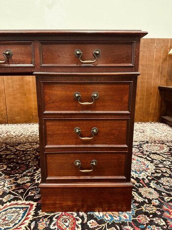 Antiek-Engels-Chesterfield-Bureau
