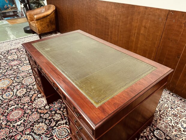 Antiek-Engels-Chesterfield-Bureau