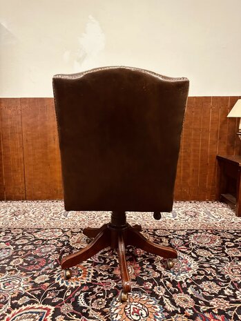 Bruine-Chesterfield-President-Chair