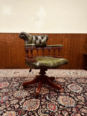 Groene-Chesterfield-Captain-Chair-Bureaustoel