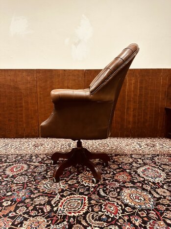 Bruine-Chesterfield-Director-Chair-Bureaustoel