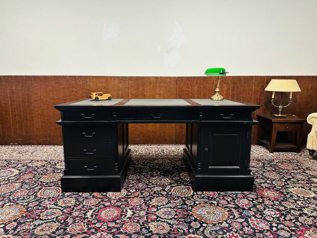 Klassiek-Engels-Zwart-Chesterfield-Bureau