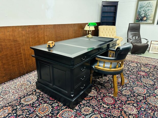 Klassiek-Engels-Zwart-Chesterfield-Bureau