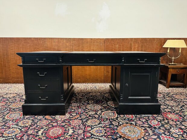 Klassiek-Engels-Zwart-Chesterfield-Bureau