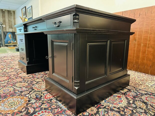 Klassiek-Engels-Zwart-Chesterfield-Bureau