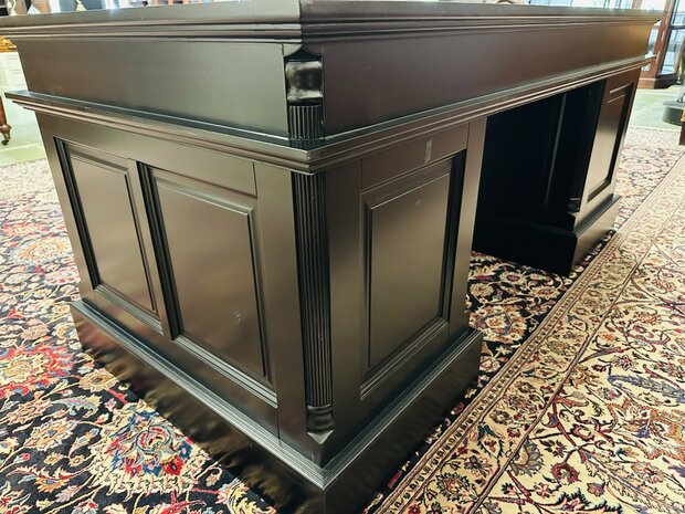 Klassiek-Engels-Zwart-Chesterfield-Bureau
