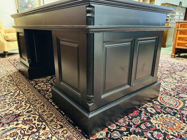 Klassiek-Engels-Zwart-Chesterfield-Bureau