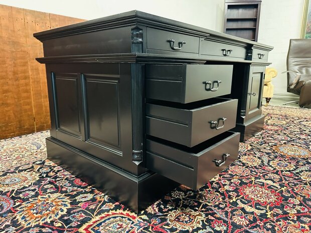 Klassiek-Engels-Zwart-Chesterfield-Bureau