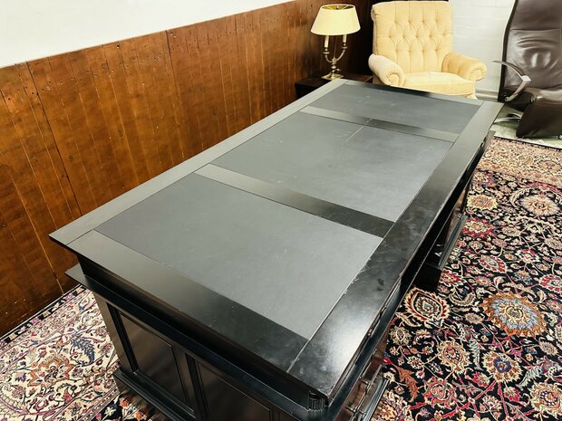 Klassiek-Engels-Zwart-Chesterfield-Bureau