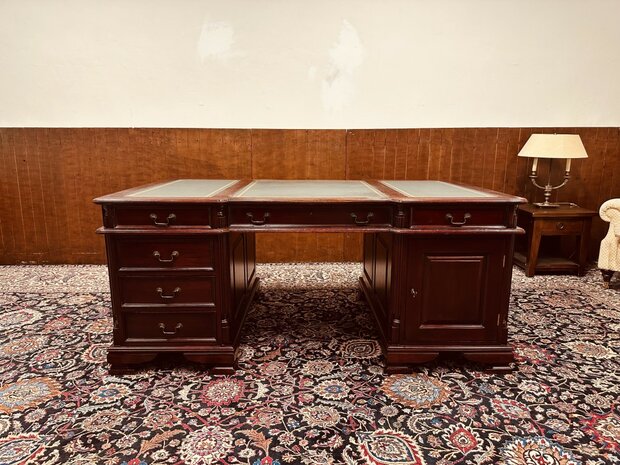 Klassiek-Engels-Chesterfield-Partnerdesk-Bureau