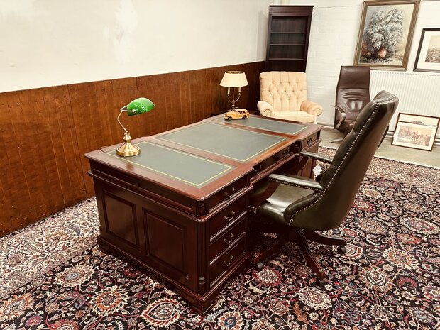 Klassiek-Engels-Chesterfield-Partnerdesk-Bureau