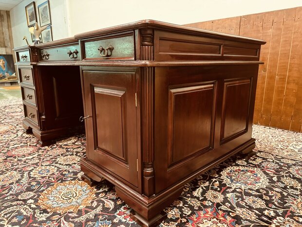 Klassiek-Engels-Chesterfield-Partnerdesk-Bureau