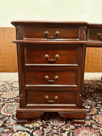 Klassiek-Engels-Chesterfield-Partnerdesk-Bureau