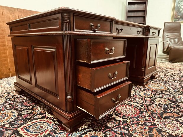 Klassiek-Engels-Chesterfield-Partnerdesk-Bureau