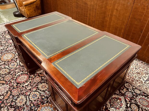 Klassiek Engels Chesterfield Partnerdesk Bureau