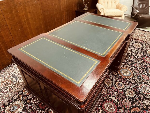 Klassiek-Engels-Chesterfield-Partnerdesk-Bureau