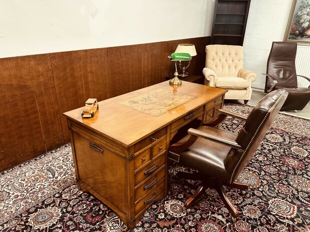 Klassiek-Engels-Bureau-Landkaart