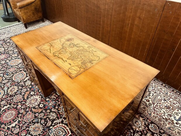 Klassiek-Engels-Bureau-Landkaart