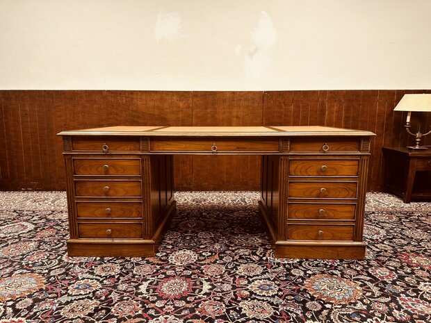 Engelse-Klassieke-Bureau-Partnerdesk