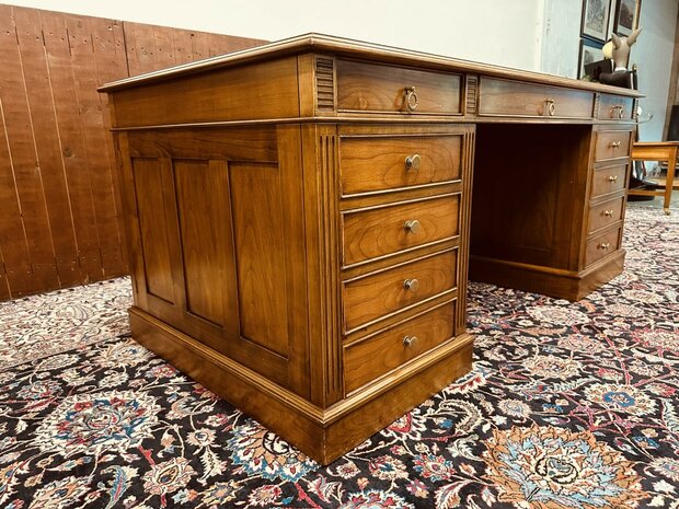 Engelse-Klassieke-Bureau-Partnerdesk