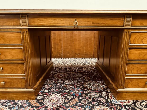 Engelse-Klassieke-Bureau-Partnerdesk