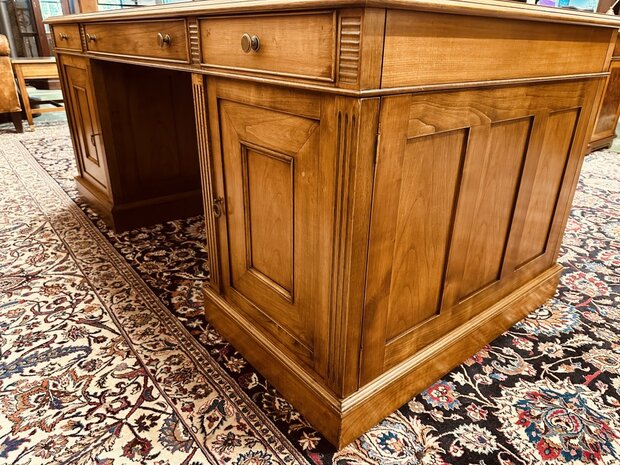 Engelse-Klassieke-Bureau-Partnerdesk