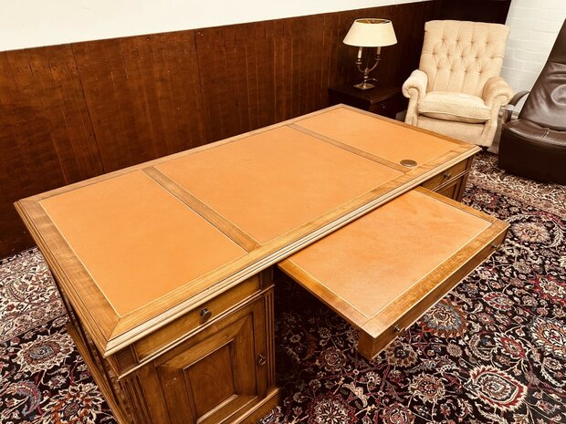 Engelse-Klassieke-Bureau-Partnerdesk