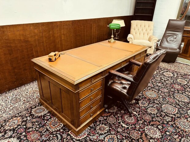 Engelse-Klassieke-Bureau-Partnerdesk