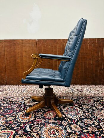 Engelse-Blauwe-Chesterfield-Bureaustoel
