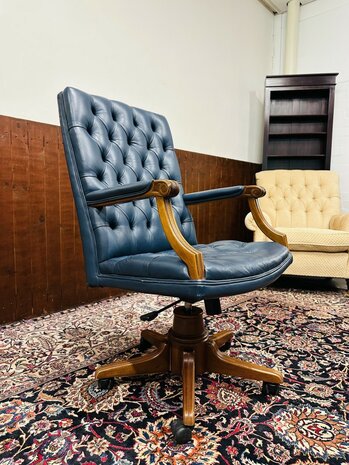 Engelse-Blauwe-Chesterfield-Bureaustoel