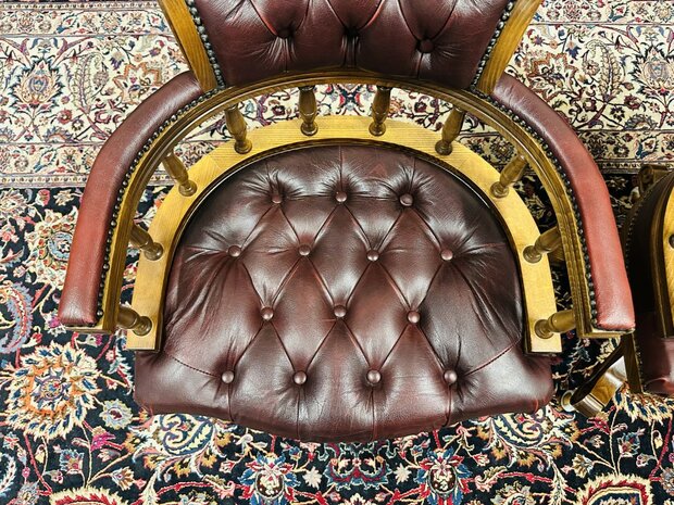 Set-Engelse-Chesterfield-Captain-Chairs