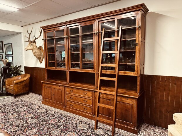 Klassiek-Engelse-Bibliotheekkast