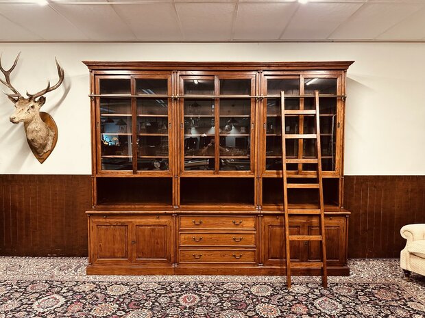 Klassiek-Engelse-Bibliotheekkast